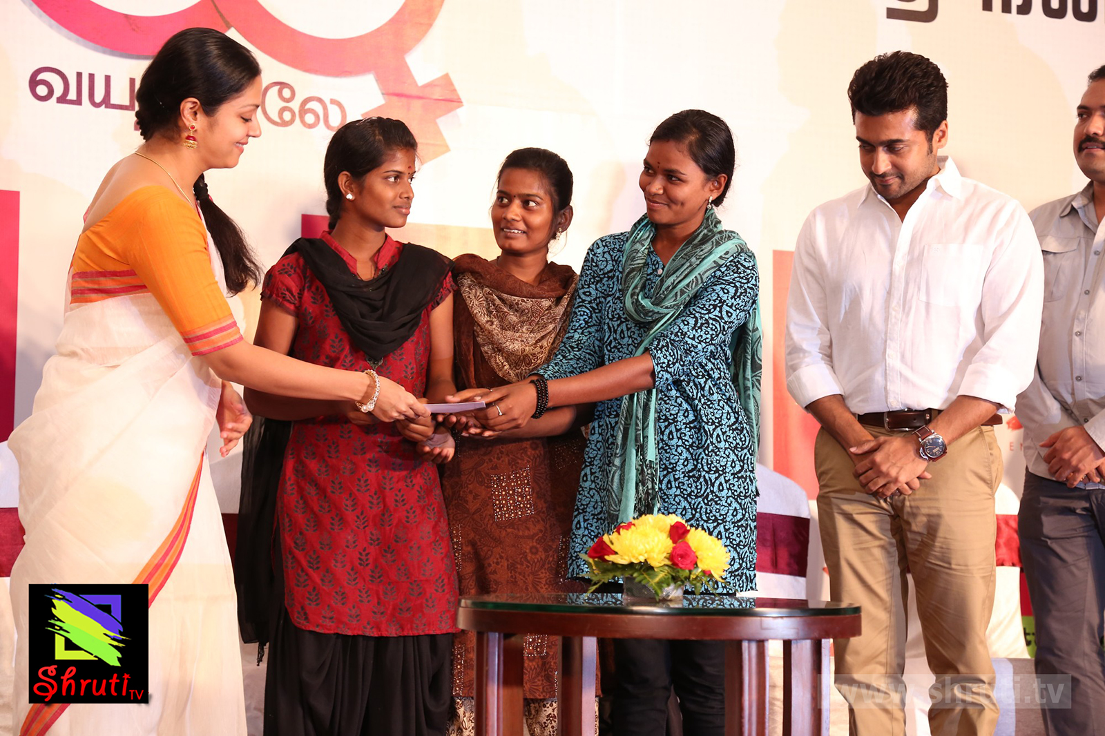 36 Vayadhinile Success Meet – Suriya, Jyotika supports 25 women